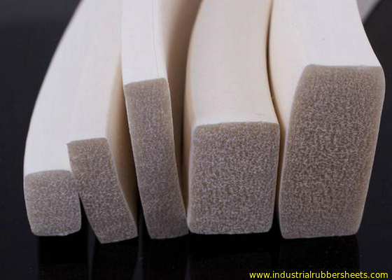 La protuberancia modificada para requisitos particulares de la esponja del silicón, raya de la espuma del silicón producida cerca saca o corte