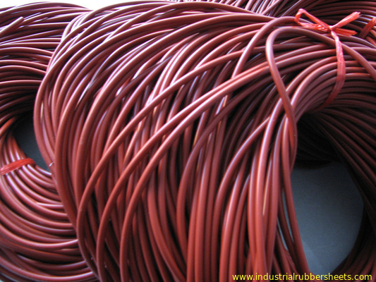 Resistencia a la tensión 7.5-9.8Mpa del cordón de la goma de silicona de la resistencia de aceite del color rojo